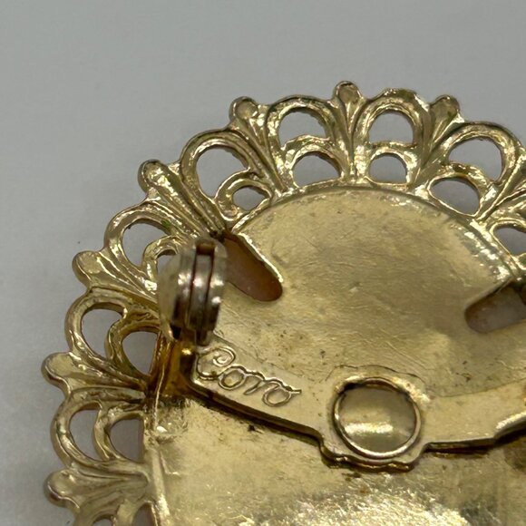 Coro Shell Cameo Brooch Gold-Tone Oval 1.5 Inches 1950s Vintage Jewelry - Picture 11 of 16